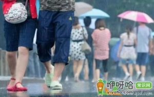 走路带泥巴怪鞋子吗