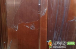 门上保护膜老化撕不下来怎么处理