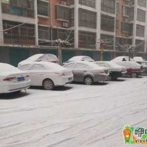 车上的积雪用凉水冲吗