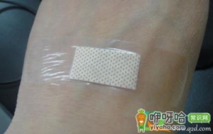 贴了创可贴后撕下来全是胶怎么办