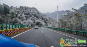 高速遇到下雪怎么开车