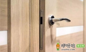 原木门开裂正常吗