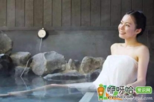 泡温泉泳裤还是沙滩裤
