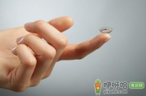 戴隐形眼镜干涩时滴什么