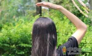 拍打头部一个月白发变黑真的假的