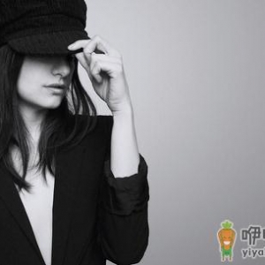 黑色衣服如何搭配和装扮？