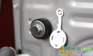洗衣机固定螺丝在哪里