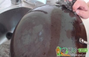 怎么刷掉锅底的积累的黑乎乎的
