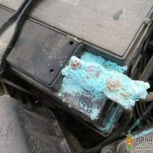 汽车电瓶氧化怎么处理 汽车电瓶氧化可以用开水浇吗