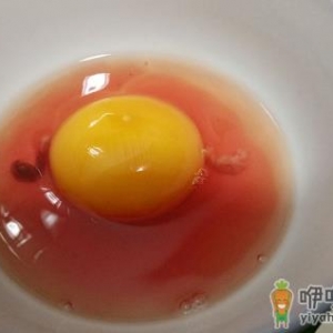 蛋清是红色的怎么回事 鸡蛋蛋清发红还能不能吃