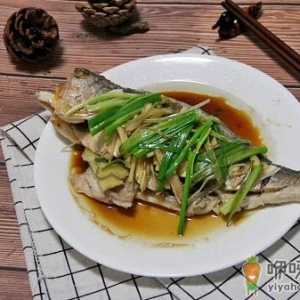 清蒸鱼热油和鱼豉油先放哪个 清蒸鱼淋什么油比较香