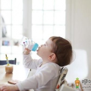 全母乳喂养宝宝需要喝水么 新生儿可以喝水吗