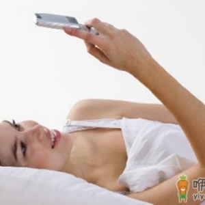 被窝玩手机的危害