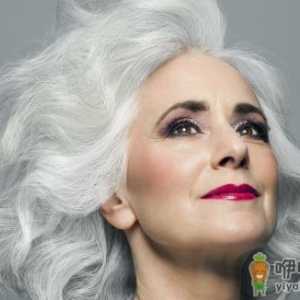 导致白发的根源因素 头发白多吃黑芝麻促近头发增长