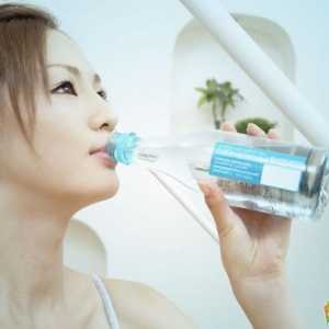 多喝水并非“好处多” 喝水的正确方法