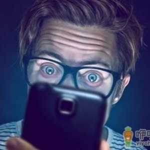 关灯玩手机有什么危害 警惕眼睛失明
