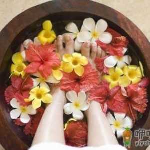 盐水泡脚竟有意想不到的好处