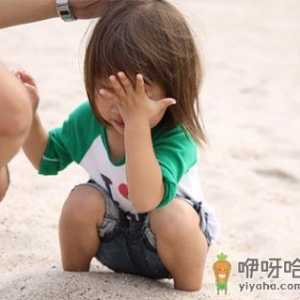 眼睛里进了沙子怎么办？眼睛进了沙子巧处理