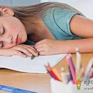 中午趴在桌子上睡的危害大 伤容颜伤健康