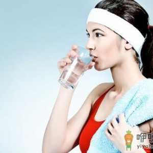 女人这样喝水更健康