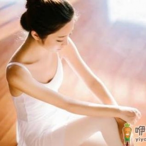 办公室女性的坐姿危害乳房