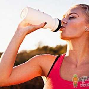 女性小便很黄是怎么回事