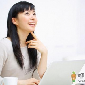 女性于电脑前不利乳房坚挺