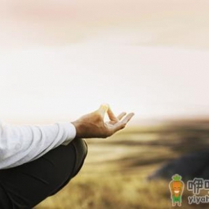 老人常练习盘腿可预防疾病