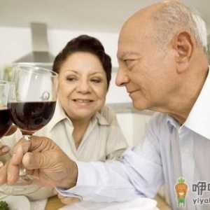 老年人睡前喝酒健康吗