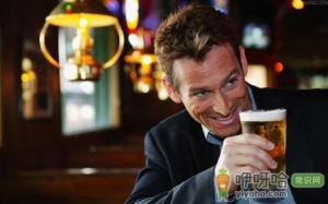 男性喝啤酒的8个注意