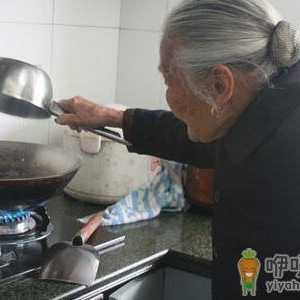 102岁老人的生活作息 早睡早起喜欢自己做饭