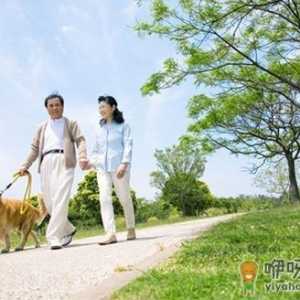 老人散步要注意哪些姿势