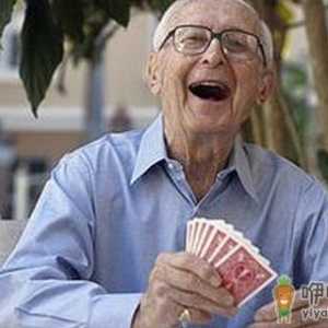 老人打牌消遣 时间不可超三小时