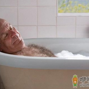 老人泡澡恐猝死 “五忌”要记牢