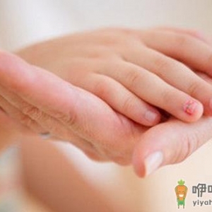 老人按摩手掌调节脏腑功能