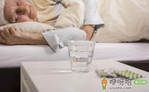 老人预防脑中风 夜间也要来杯水