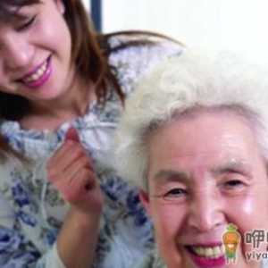老人捶背优点多 捶背要注意什么
