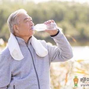 老年人光脚养生好奇妙