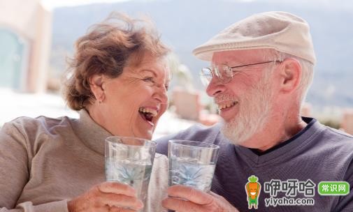 老人亲近水有益身心健康 以水养生促进血液循环