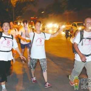 老人每天步行半小时防便秘