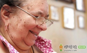 老人如何正确佩戴老花镜