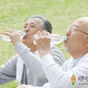 老年人喝水的正确方法