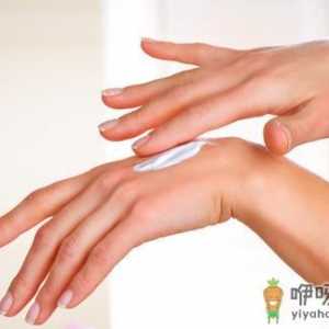 老人冬天热水泡手也能保健养生