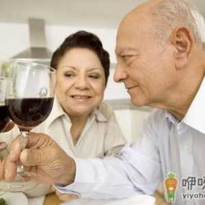 老人冬季睡前喝酒小心引发猝死