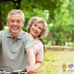 老人避暑 以热制热才是更好的养生之道