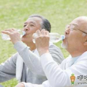 老人冬季喝好“三杯水”