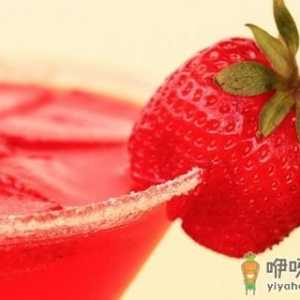 白领养肝明目解毒的胡萝卜草莓汁