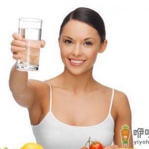 白领午饭时间喝水？ 当心消化不良惹肠炎