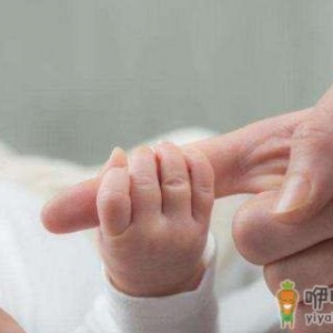 宝宝拇指内扣的问题 新生儿拇指内扣护理