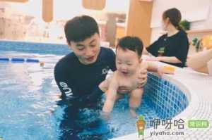 婴儿游泳真实好处，看完就知道为什么其他爸妈这么热衷